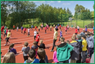 Programm der Schüler auf dem neuen Sportplatz